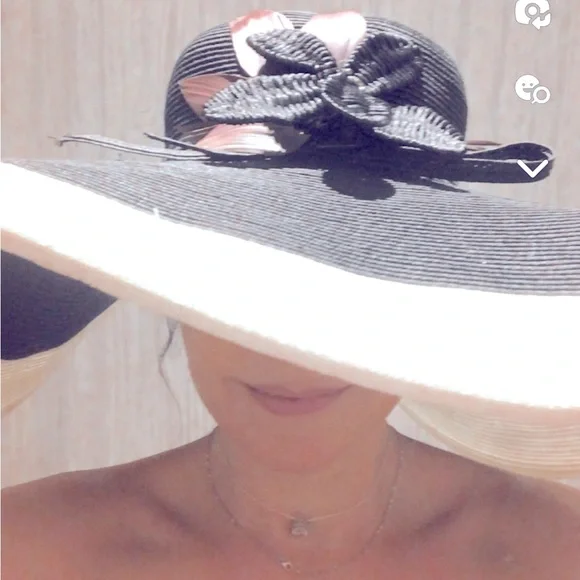 LIVE👀 - Picture 1 of 1